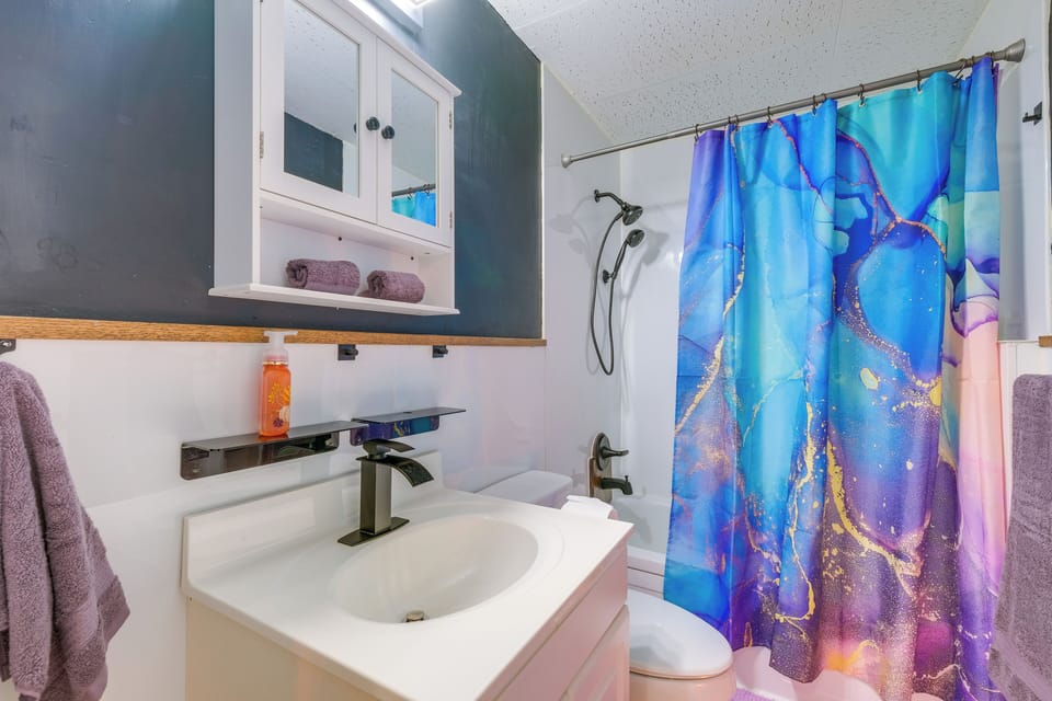 Mansfield Manor | En-Suite Bath | Toiletries | 1st Floor