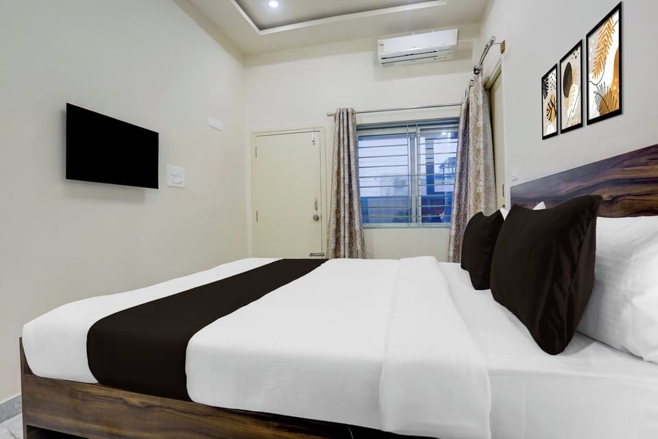 Desk, WiFi (free), bed sheets