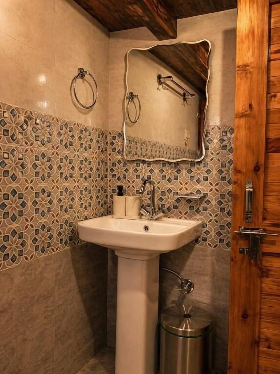 Basic Twin Room, Garden View | Bathroom | Slippers