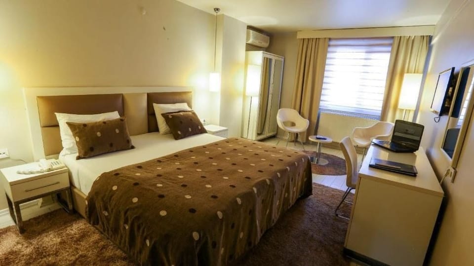 Minibar (free items), desk, WiFi (free), bed sheets