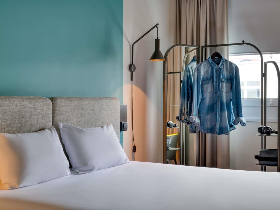 Room, 1 Double Bed | In-room safe, desk, blackout drapes, soundproofing