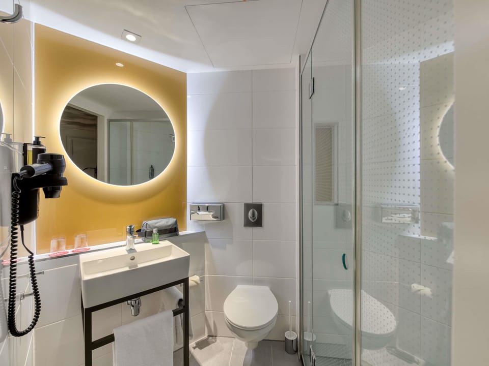 Room, 1 Double Bed | In-room safe, desk, blackout drapes, soundproofing