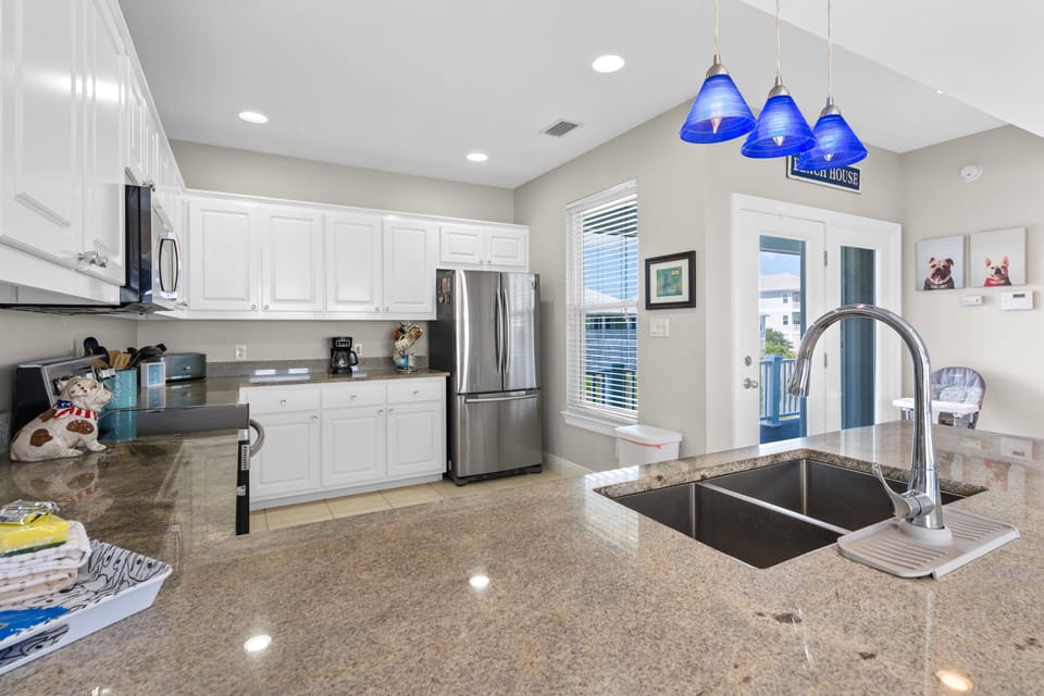 House, Multiple Beds, Partial Ocean View (Bulldog Beach House) | Private kitchen | Coffee/tea maker