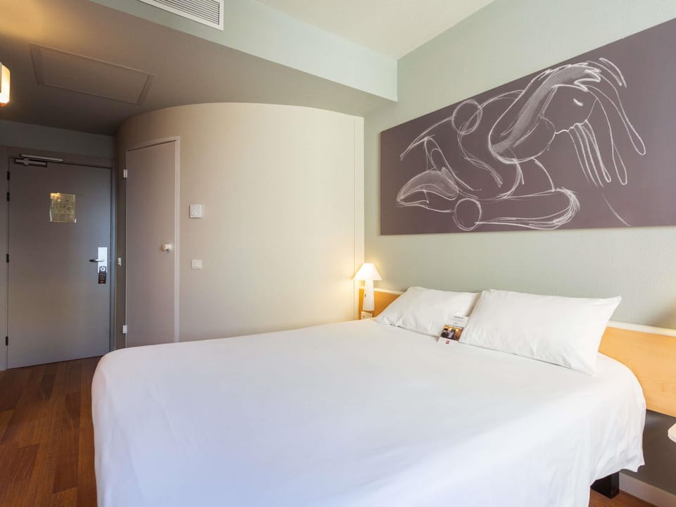 Standard Room, 1 Double Bed | Desk, soundproofing, iron/ironing board (on request), cribs (surcharge)
