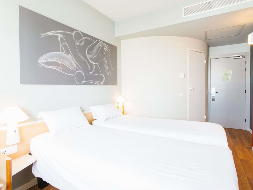 Standard Room, 2 Twin Beds | Desk, soundproofing, iron/ironing board, cribs/infant beds