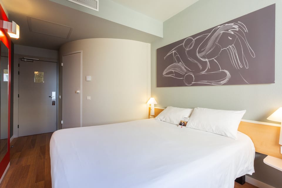 Standard Room, 1 Double Bed | Desk, soundproofing, iron/ironing board (on request), cribs (surcharge)