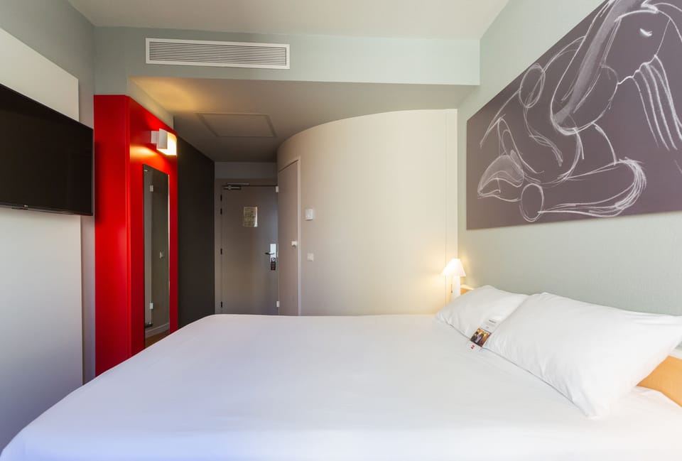 Standard Room, 1 Double Bed | Desk, soundproofing, iron/ironing board (on request), cribs (surcharge)