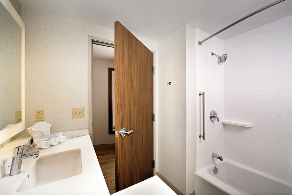 Separate tub and shower, free toiletries, hair dryer, towels