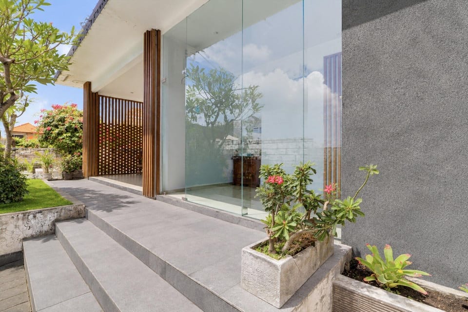Entrance / Reception