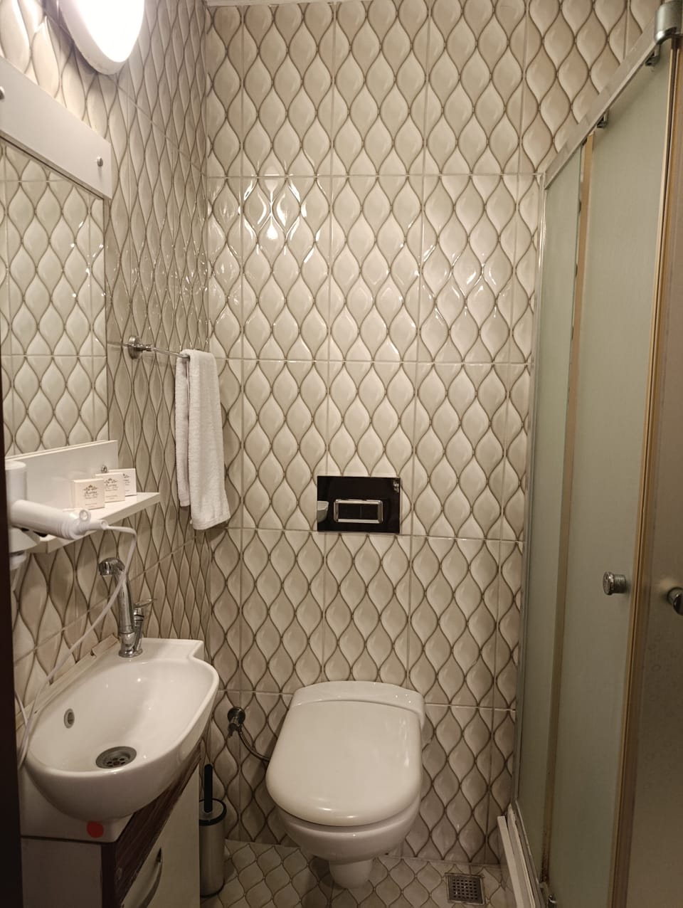 Family Triple Room, Multiple Beds, Smoking | Bathroom | Hair dryer, slippers, soap, shampoo