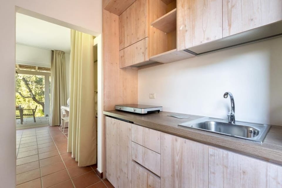 Studio, Patio, Garden View | Private kitchen