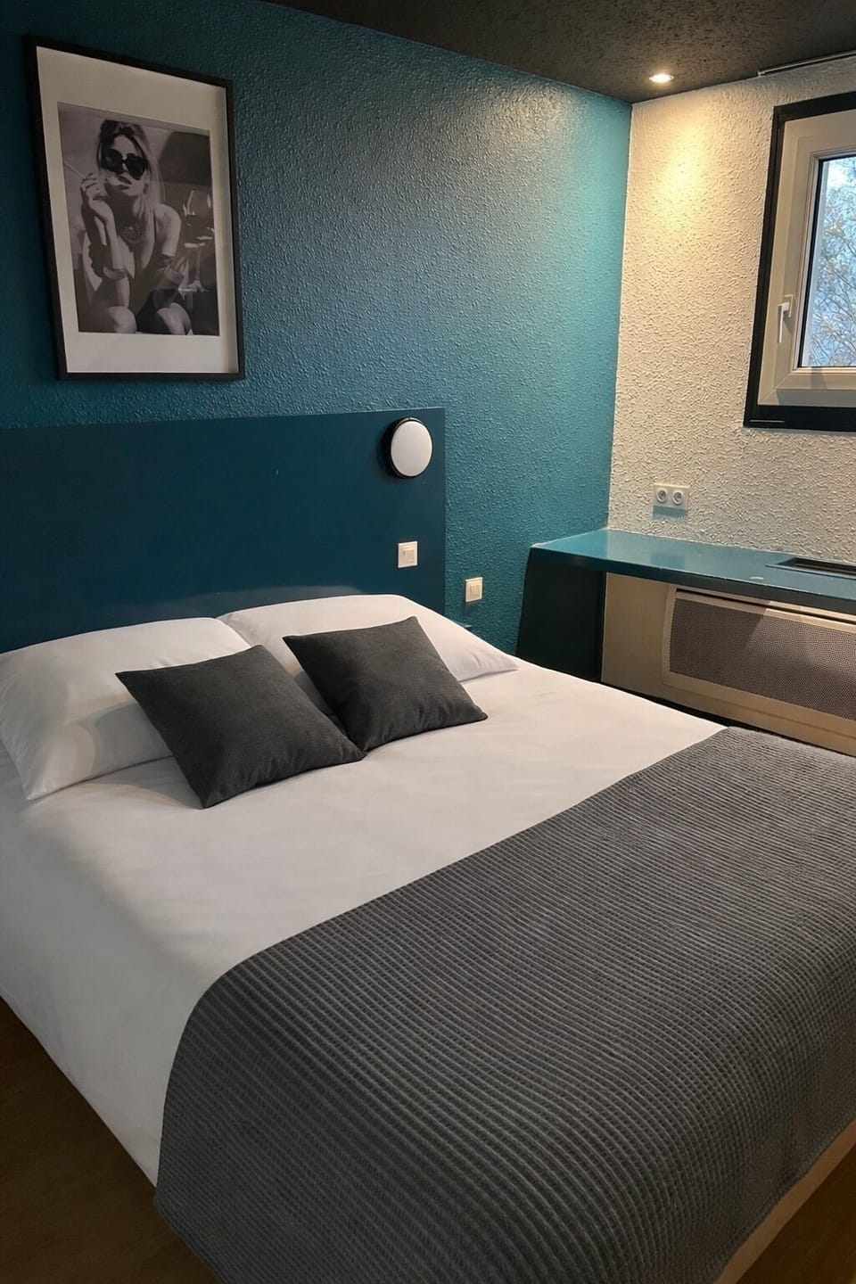 Desk, soundproofing, free cribs/infant beds, rollaway beds