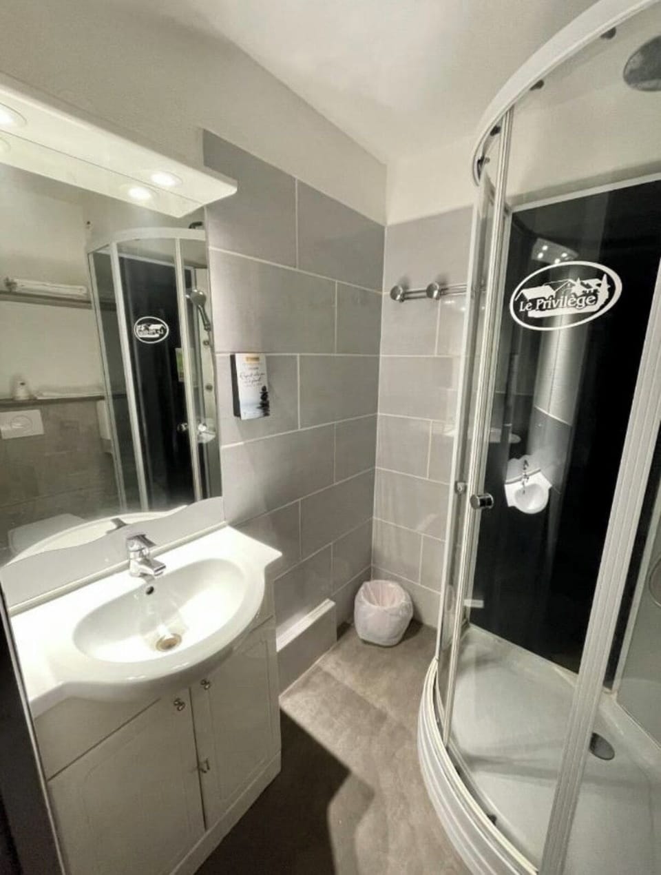 Double Room | Bathroom | Combined shower/tub, free toiletries, hair dryer, towels