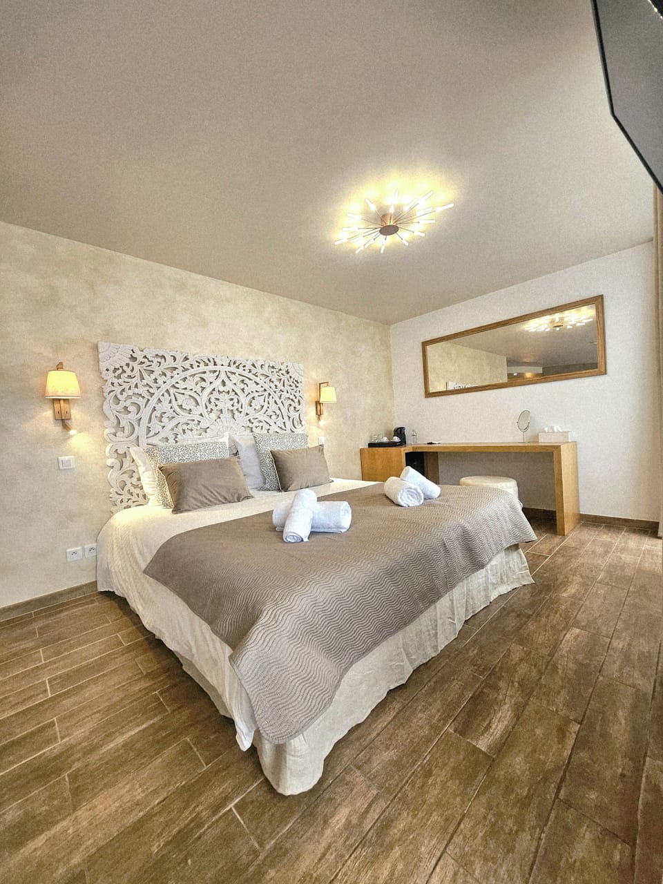 Romantic Double Room, Vineyard View | Minibar, in-room safe, desk, laptop workspace