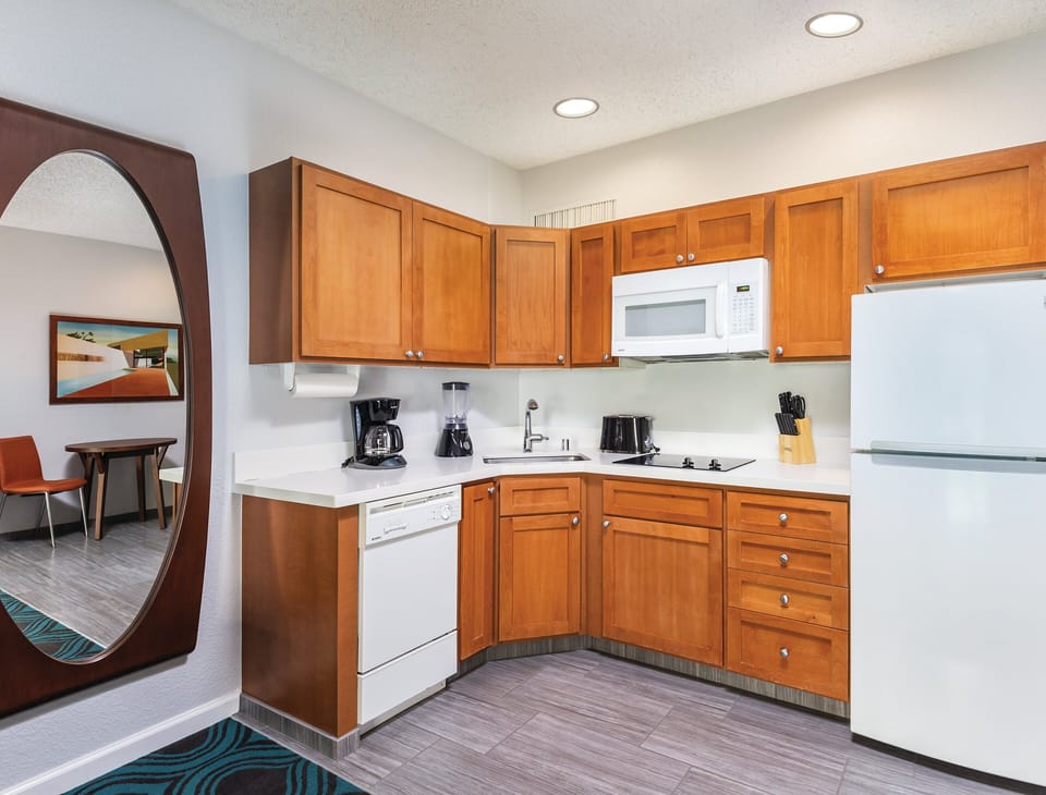 Deluxe Condo, 1 Bedroom, Kitchen | Private kitchen | Fridge, microwave, stovetop