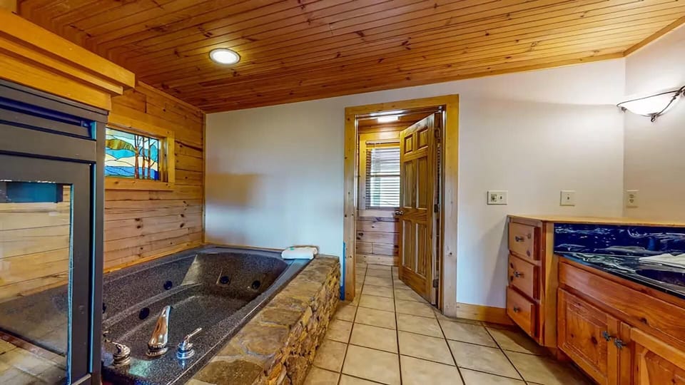King Suite With Romantic Fireplace