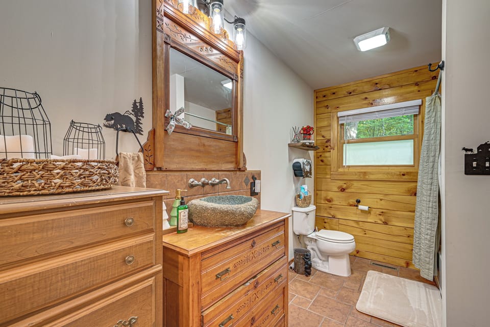 River Access! Wooded Cabin in Great Cacapon Cottage in Shenandoah Valley
