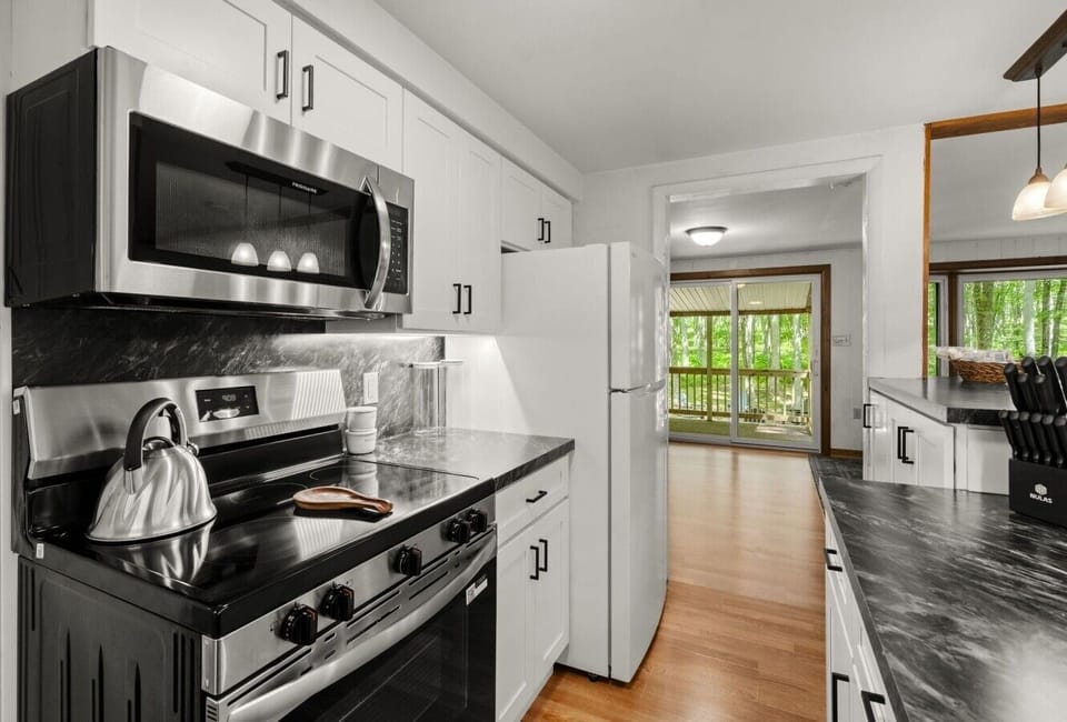 Full Kitchen [All your cooking basics included]