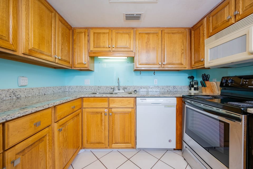 Condo, 1 Bedroom | Private kitchen | Coffee/tea maker, fridge, oven