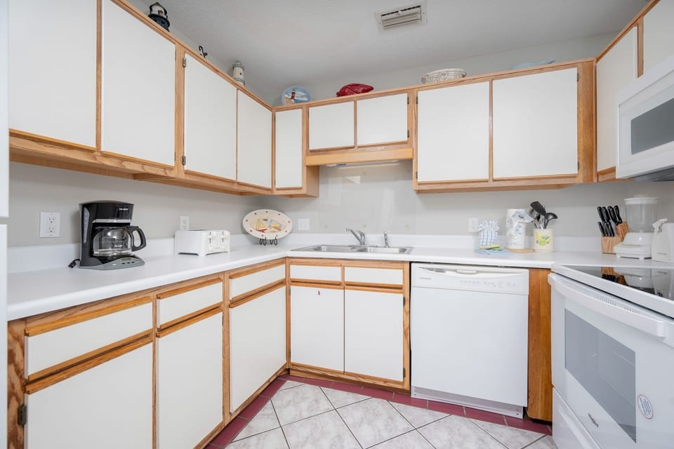 Condo, 1 Bedroom | Private kitchen | Coffee/tea maker, fridge, oven