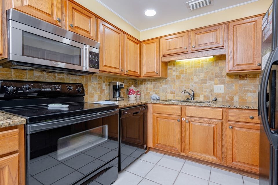 Condo, 1 Bedroom | Private kitchen | Coffee/tea maker, fridge, oven