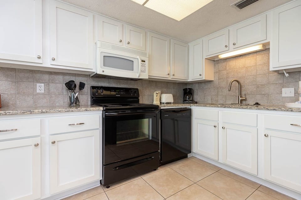 Condo, 1 Bedroom | Private kitchen | Coffee/tea maker, fridge, oven