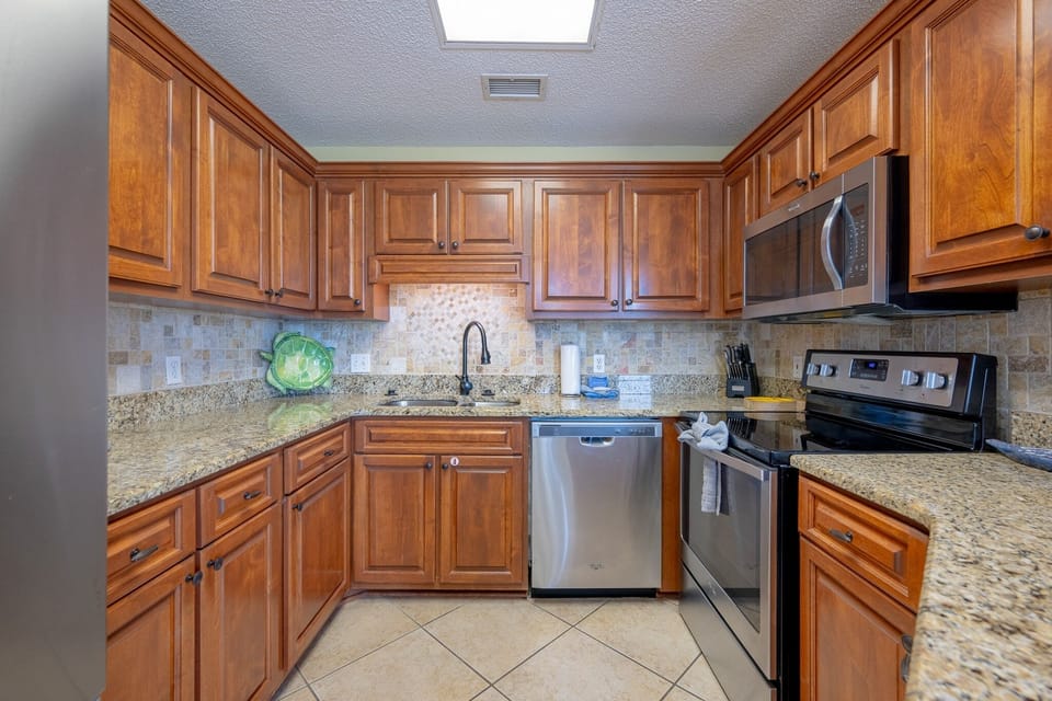 Condo, 1 Bedroom | Private kitchen | Coffee/tea maker, fridge, oven