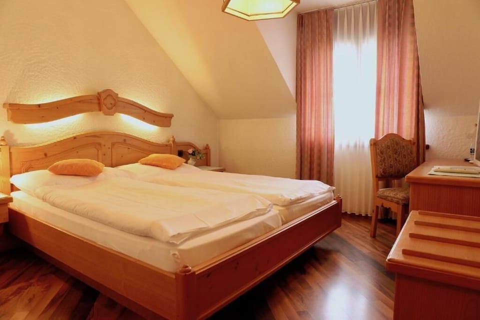 Comfort Double Room | In-room safe, laptop workspace, soundproofing, WiFi (free)