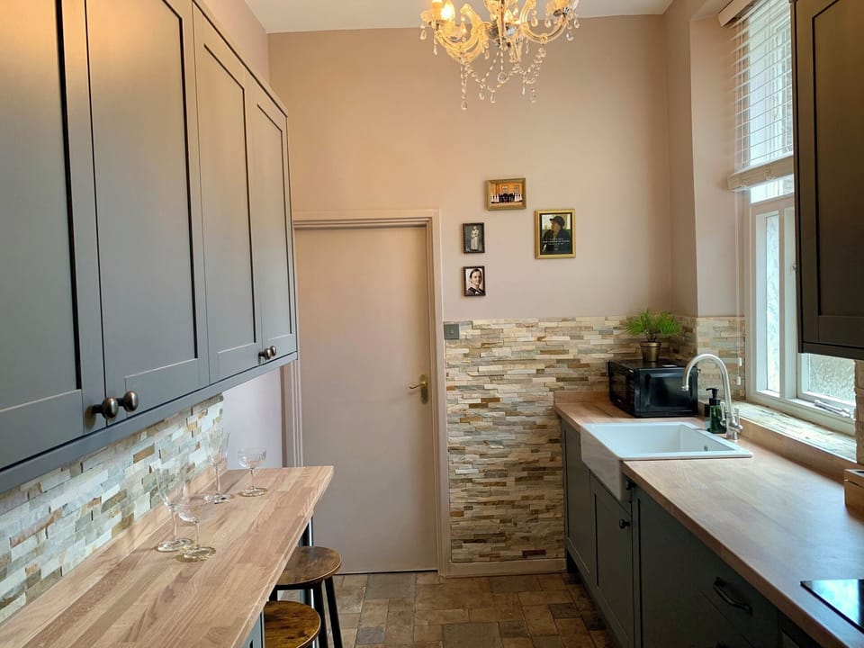 Cottage | Private kitchen | Dishwasher, cookware/dishes/utensils