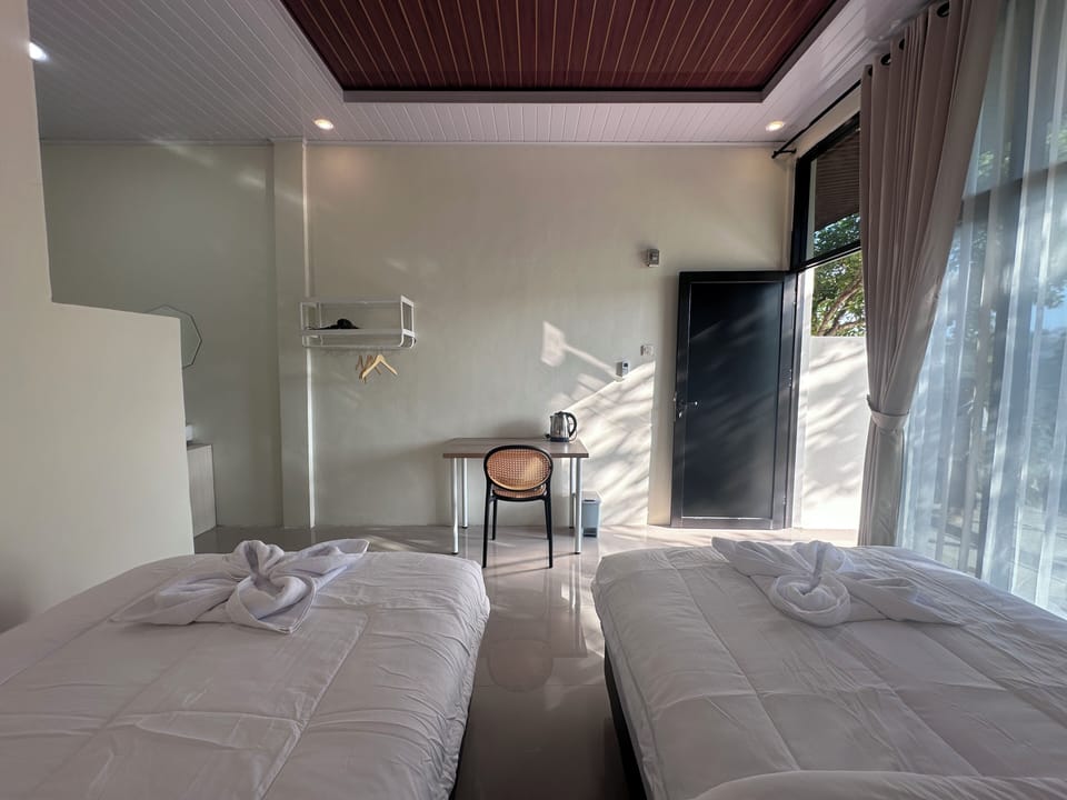 Standard Twin Room, Private Bathroom, Hill View | Desk