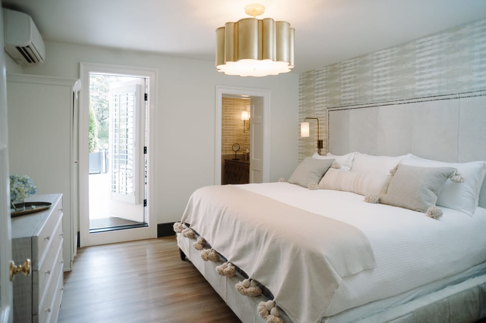 King Junior Suite Lawyers Row | Frette Italian sheets, premium bedding, down comforters, in-room safe