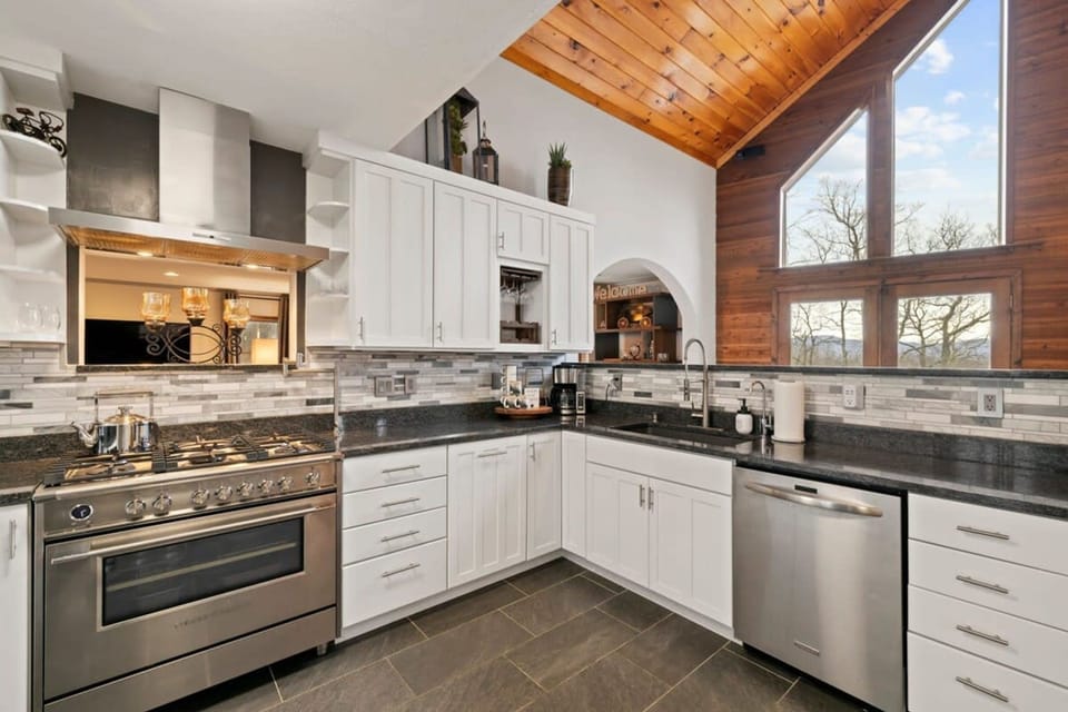 House | 6 bedrooms, high-speed internet
