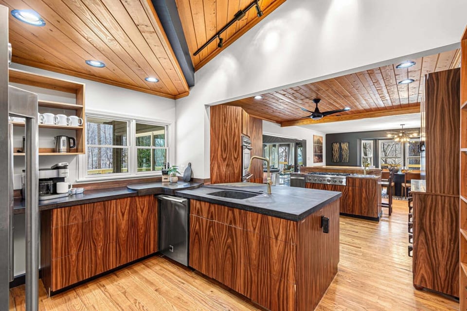 House | 6 bedrooms, high-speed internet