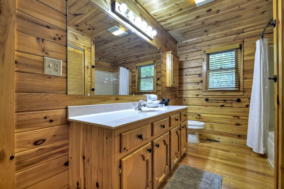 Close to Blue Ridge Games Hot Tub Fire Pit Apartment in Georgia