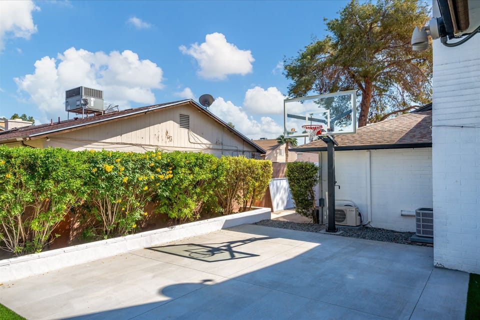 House | 5 bedrooms, high-speed internet