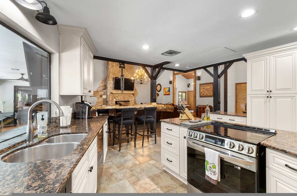 House | 6 bedrooms, high-speed internet