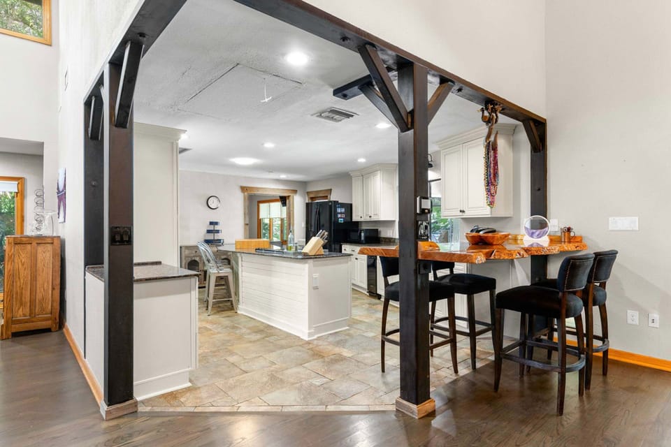 House | 6 bedrooms, high-speed internet