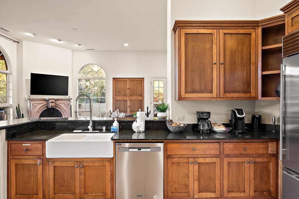 House | 5 bedrooms, high-speed internet