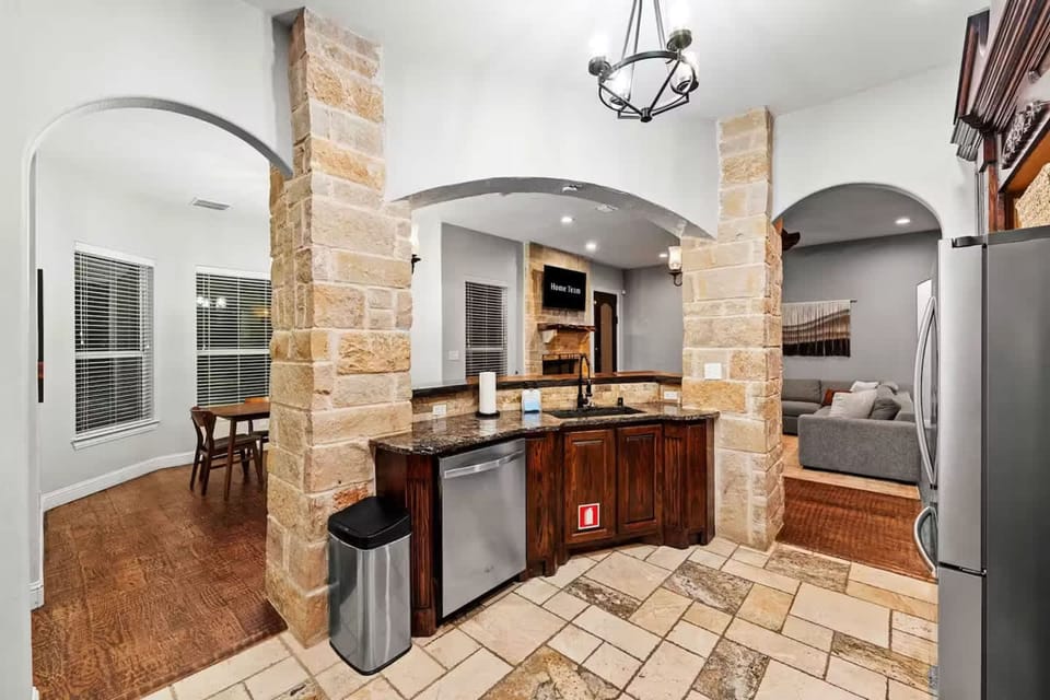 House | 6 bedrooms, high-speed internet
