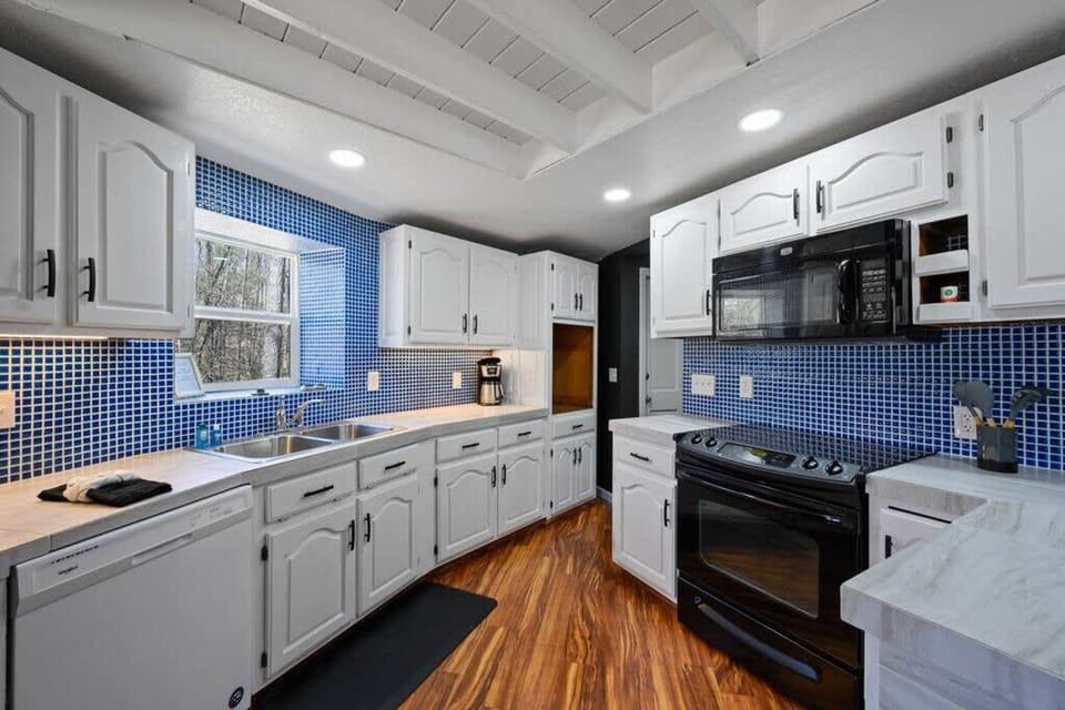House | 5 bedrooms, high-speed internet