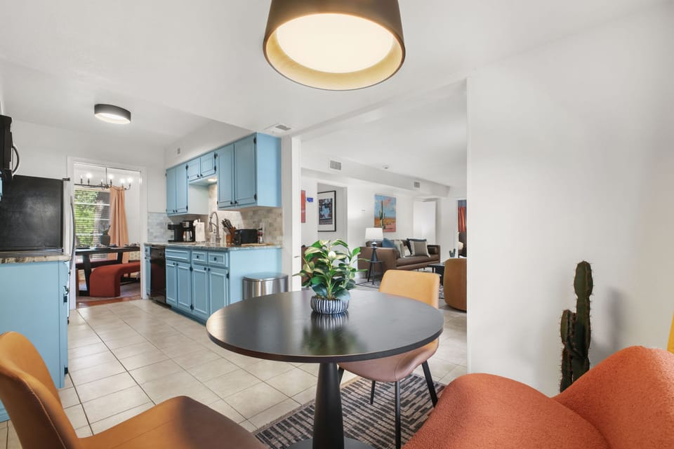 House | 5 bedrooms, high-speed internet
