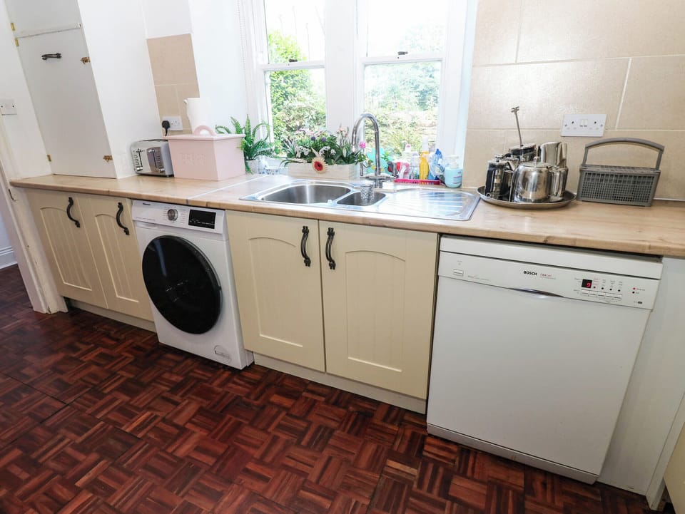 Dishwasher, cookware/dishes/utensils