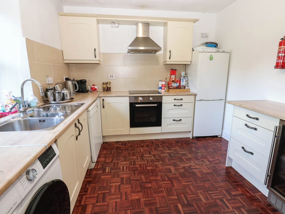 Dishwasher, cookware/dishes/utensils