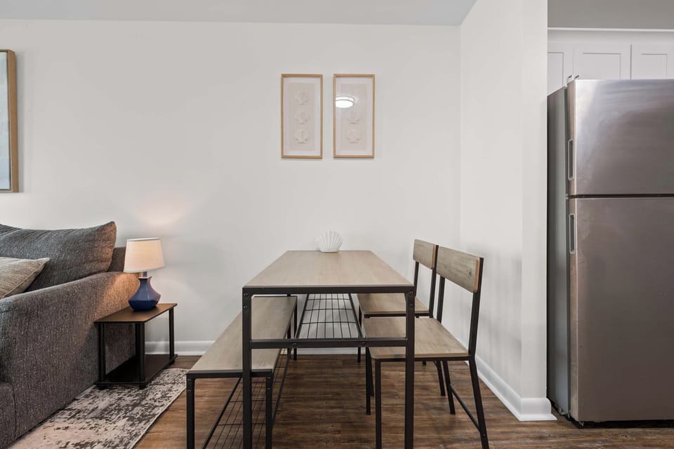 Seating for four at the dining table