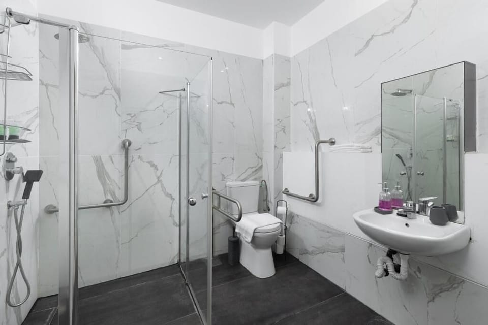 Quadruple Room | Bathroom