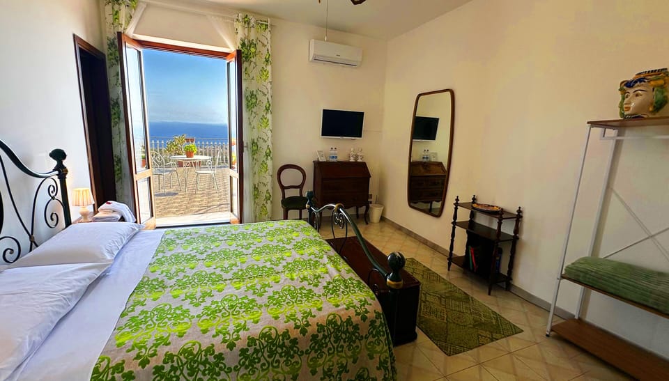 Deluxe Room, Ocean View | Desk, WiFi (free)