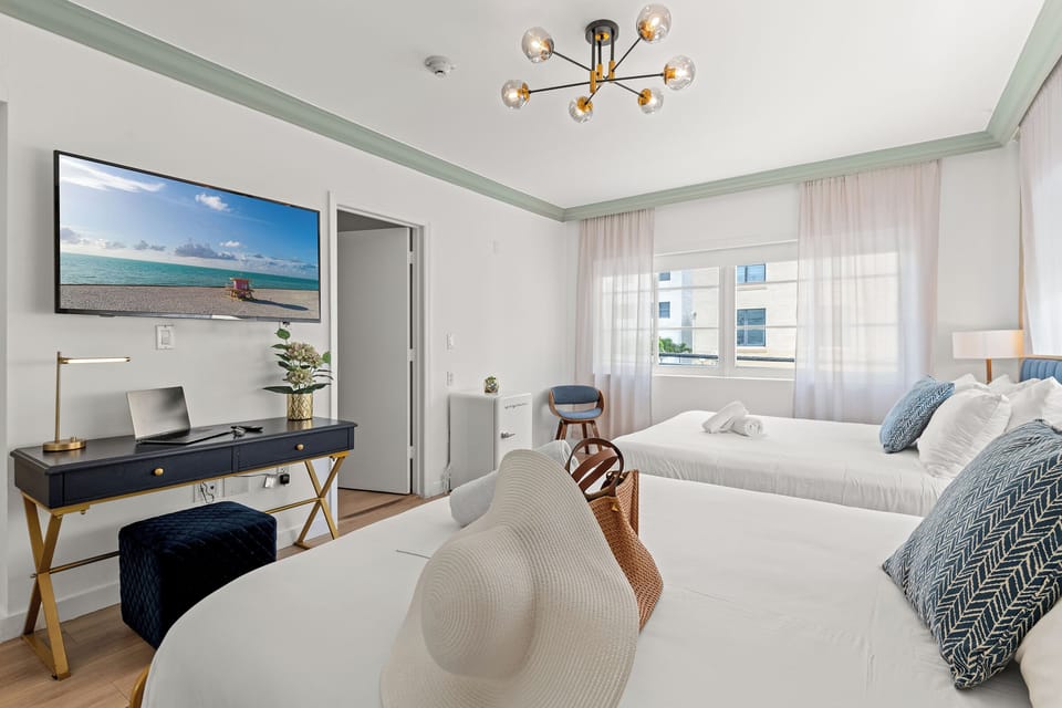 Classic Quadruple Room | Desk, laptop workspace, WiFi (free), bed sheets