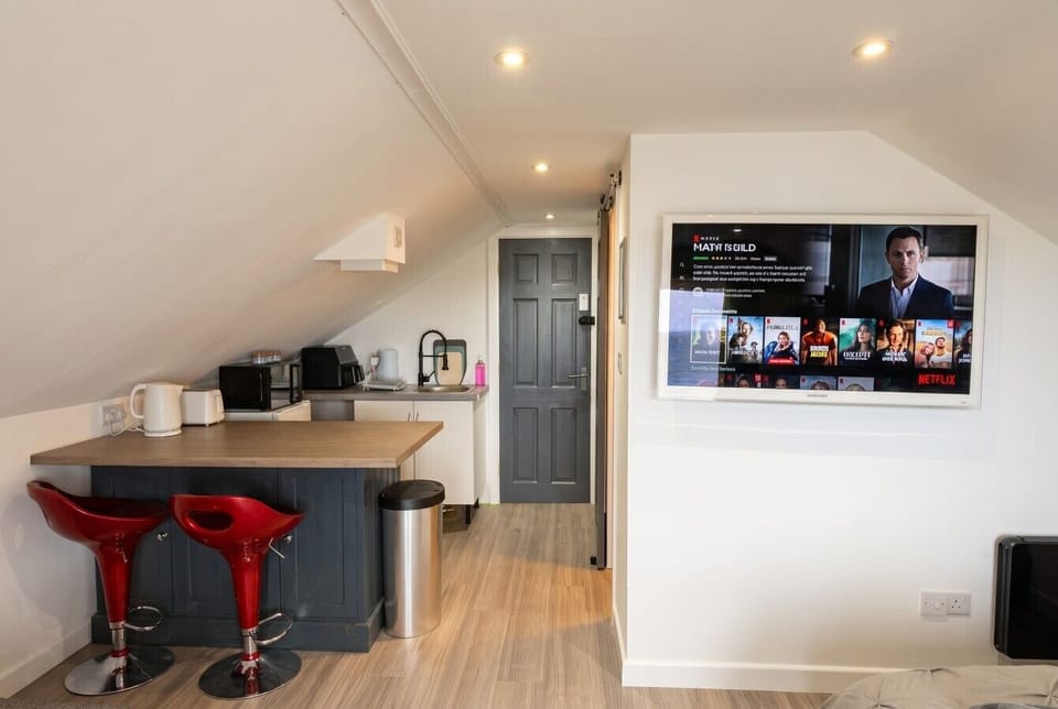 Cook, dine and stream Netflix on the smart TV in this cleverly designed space