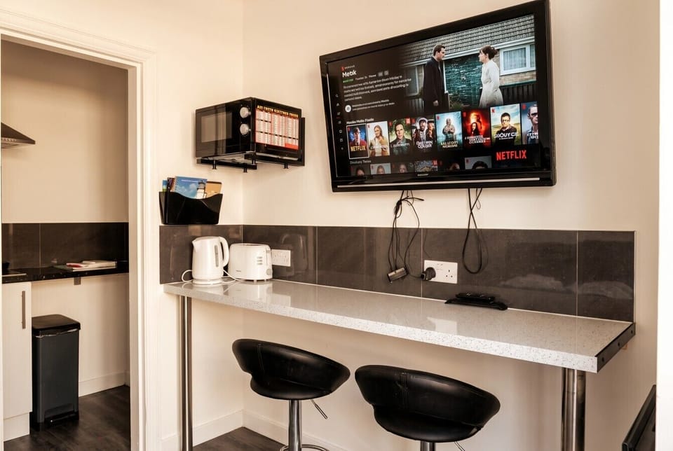 Breakfast bar with microwave, kettle and Netflix for cosy evenings