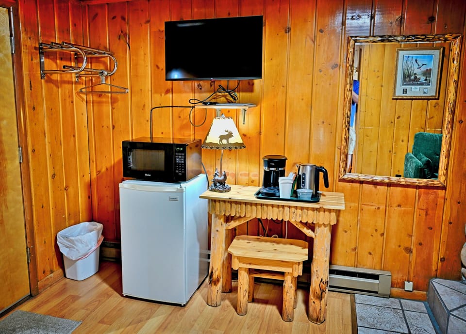 Economy Room, 1 Queen Bed | WiFi (free)